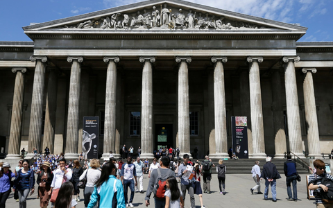 Besucher vor dem Britischen Museum. Wie steht es um die Sicherung der gesammelten Kunstschätze? - Foto: Tim Ireland/AP/dpa