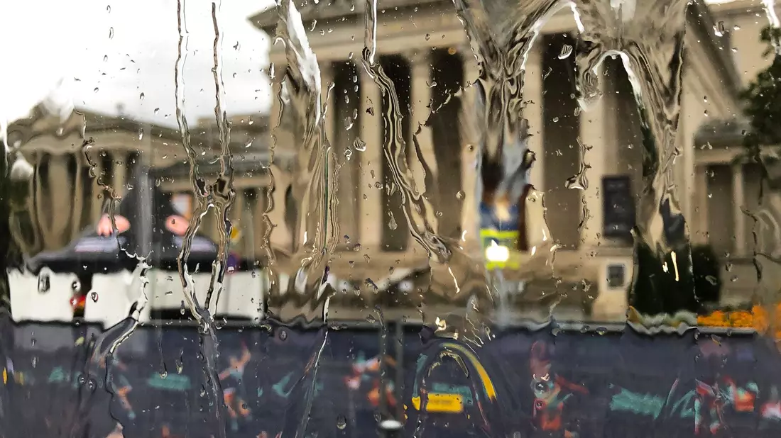 Der Wettkampf der Geher über 20 Kilometer wurde wegen der Wetterbedingungen um zwei Stunden verschoben. - Bild: Christian Kunz/dpa
