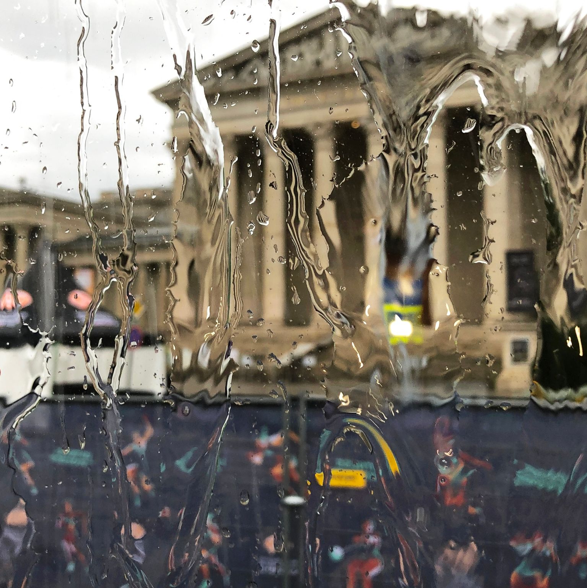 Der Wettkampf der Geher über 20 Kilometer wurde wegen der Wetterbedingungen um zwei Stunden verschoben. - Foto: Christian Kunz/dpa