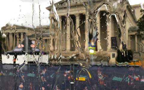 Der Wettkampf der Geher über 20 Kilometer wurde wegen der Wetterbedingungen um zwei Stunden verschoben. - Foto: Christian Kunz/dpa