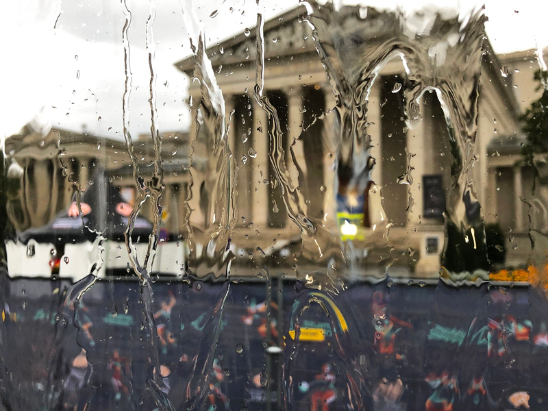 Der Wettkampf der Geher über 20 Kilometer wurde wegen der Wetterbedingungen um zwei Stunden verschoben. - Foto: Christian Kunz/dpa