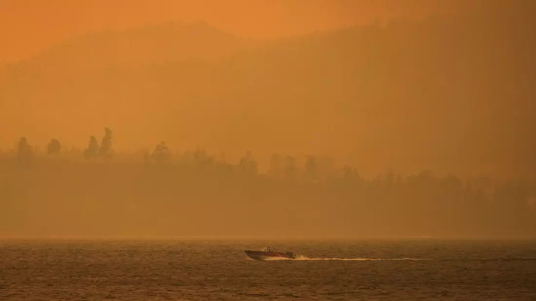 Die kanadische Provinz British Columbia ist durch heftige Waldbrände in dicken Rauch gehüllt. - Bild: Darryl Dyck/The Canadian Press via AP/dpa