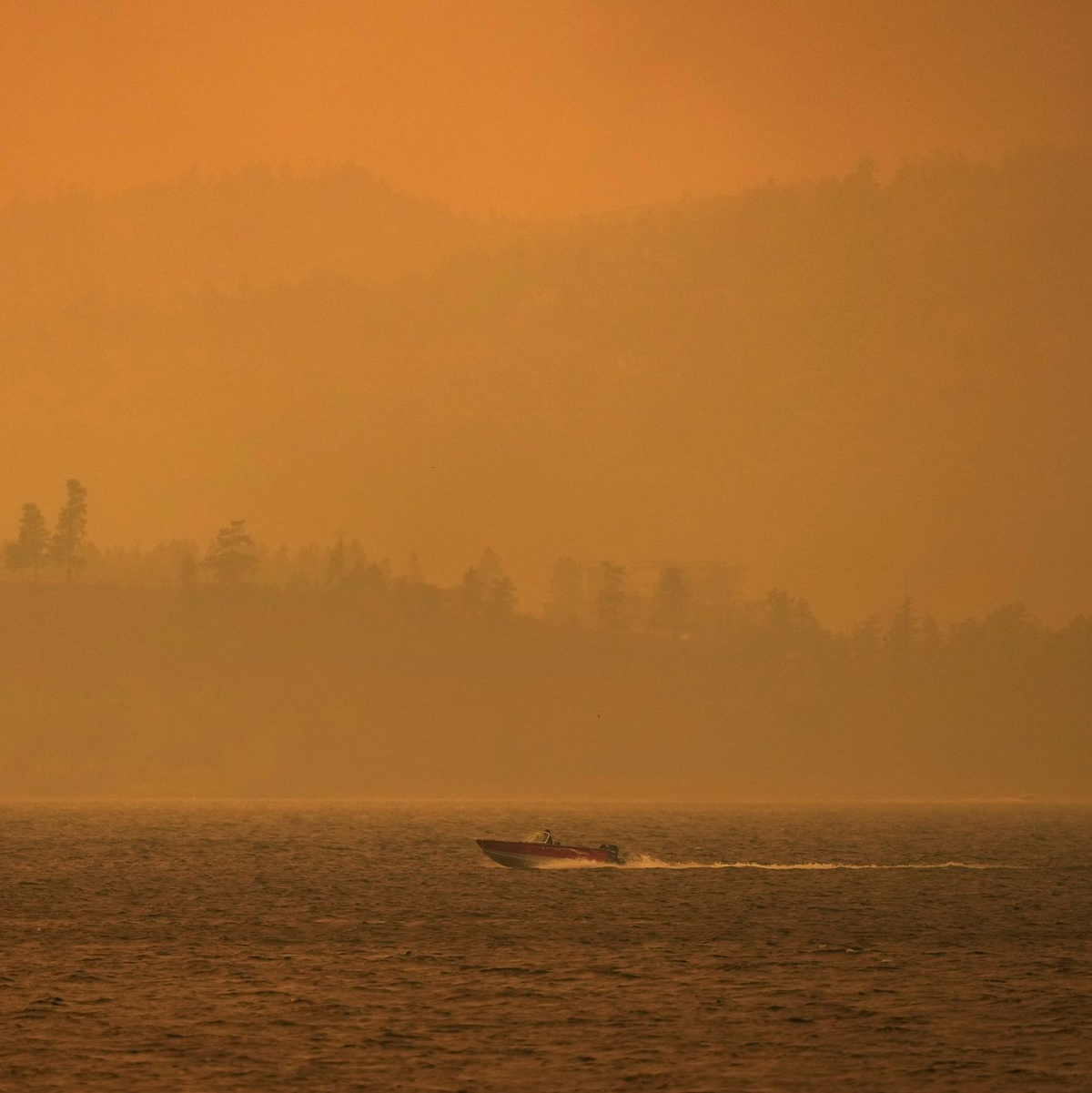Die kanadische Provinz British Columbia ist durch heftige Waldbrände in dicken Rauch gehüllt. - Foto: Darryl Dyck/The Canadian Press via AP/dpa