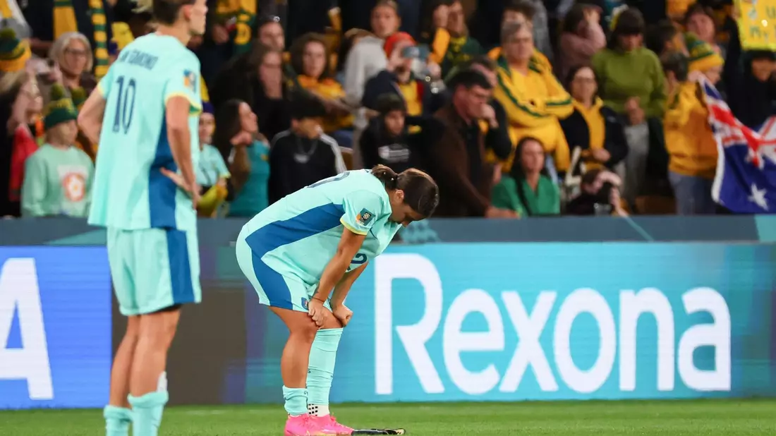 Australiens Superstar Sam Kerr (r) ist nach der Niederlage gegen die Schwedinnen enttäuscht. - Bild: Tertius Pickard/AP/dpa