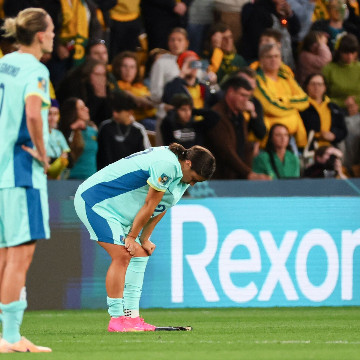 Australiens Superstar Sam Kerr (r) ist nach der Niederlage gegen die Schwedinnen enttäuscht. - Foto: Tertius Pickard/AP/dpa