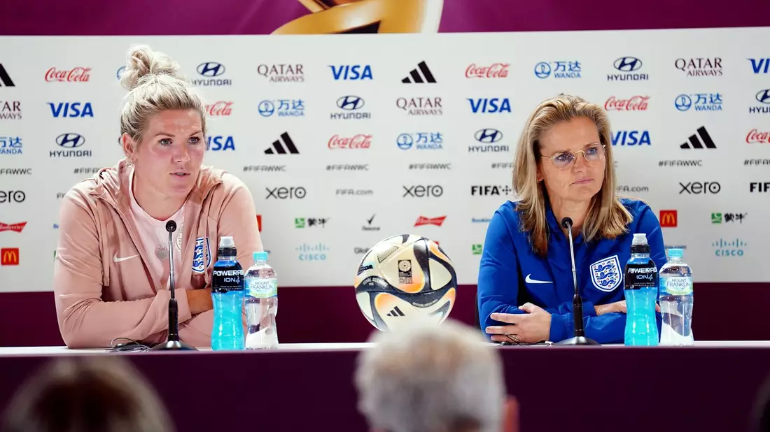 Millie Bright (l) und Englands Cheftrainerin Sarina Wiegman bei der Pressekonferenz. - Bild: Zac Goodwin/PA Wire/dpa