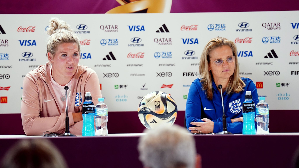 Millie Bright (l) und Englands Cheftrainerin Sarina Wiegman bei der Pressekonferenz. - Foto: Zac Goodwin/PA Wire/dpa