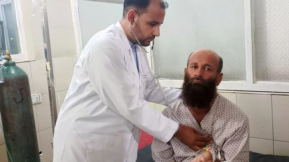 Die Unterfinanzierung des afghanischen Gesundheitssektors könnte gravierende Folgen für acht Millionen Menschen im Land haben, warnt die WHO. - Bild: Nabila Lalee/dpa