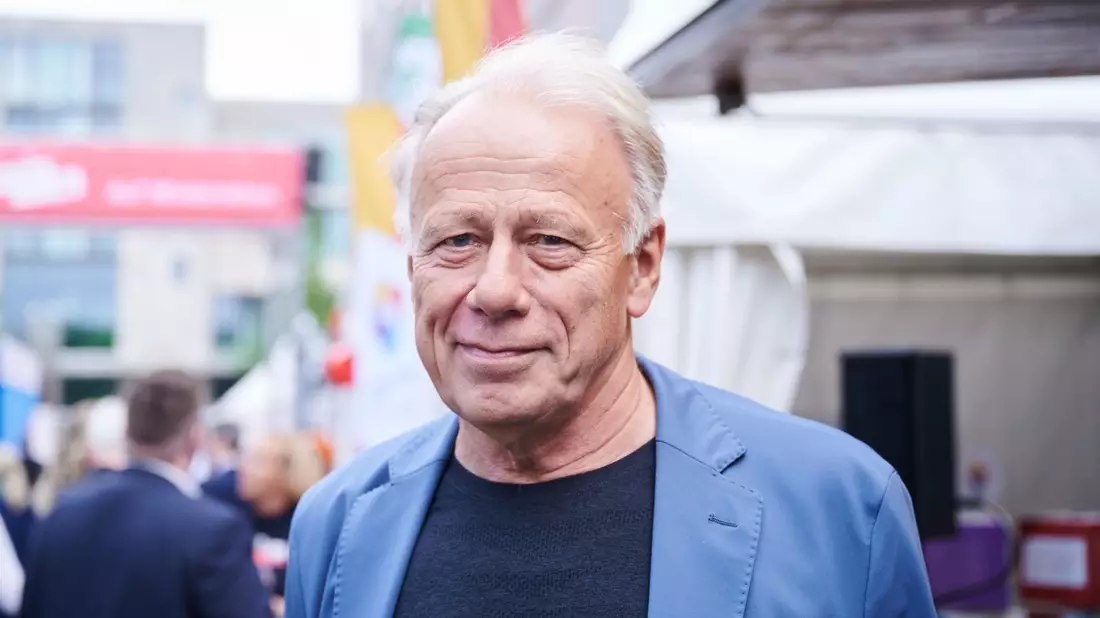 Der Grünen-Politiker Jürgen Trittin verteidigt Familienministerin Paus. - Bild: Annette Riedl/dpa