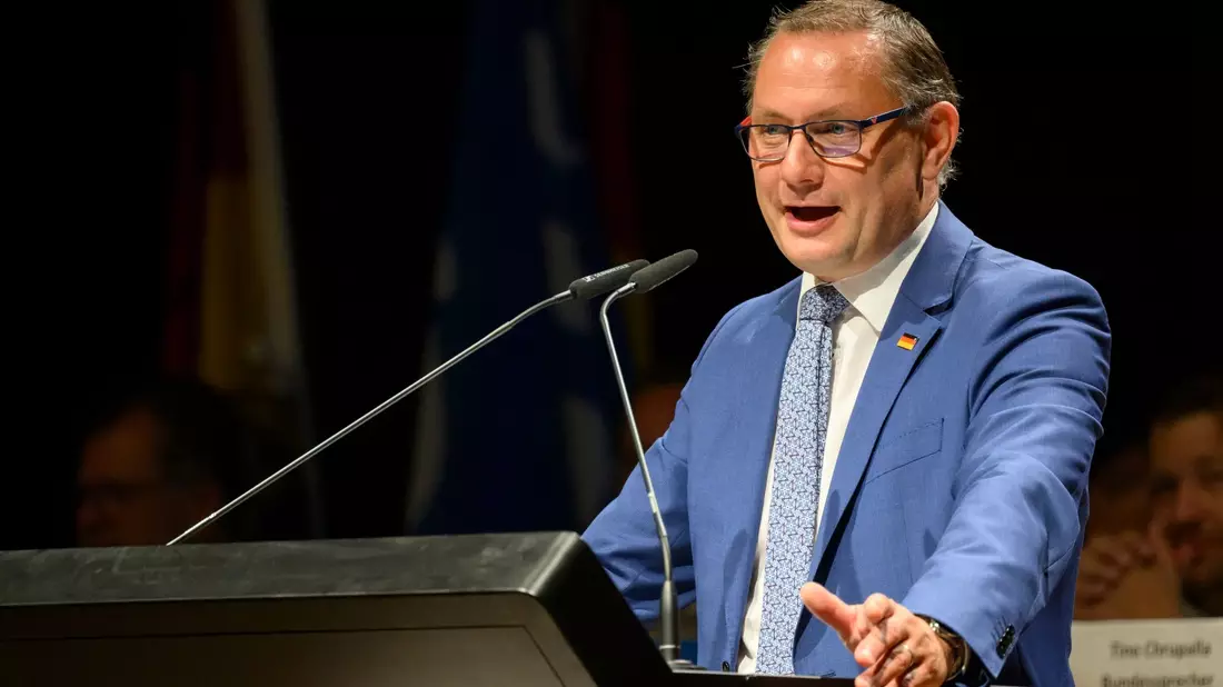 AfD-Chef Tino Chrupalla beim Landesparteitag der AfD Niedersachsen in Celle. - Bild: Julian Stratenschulte/dpa