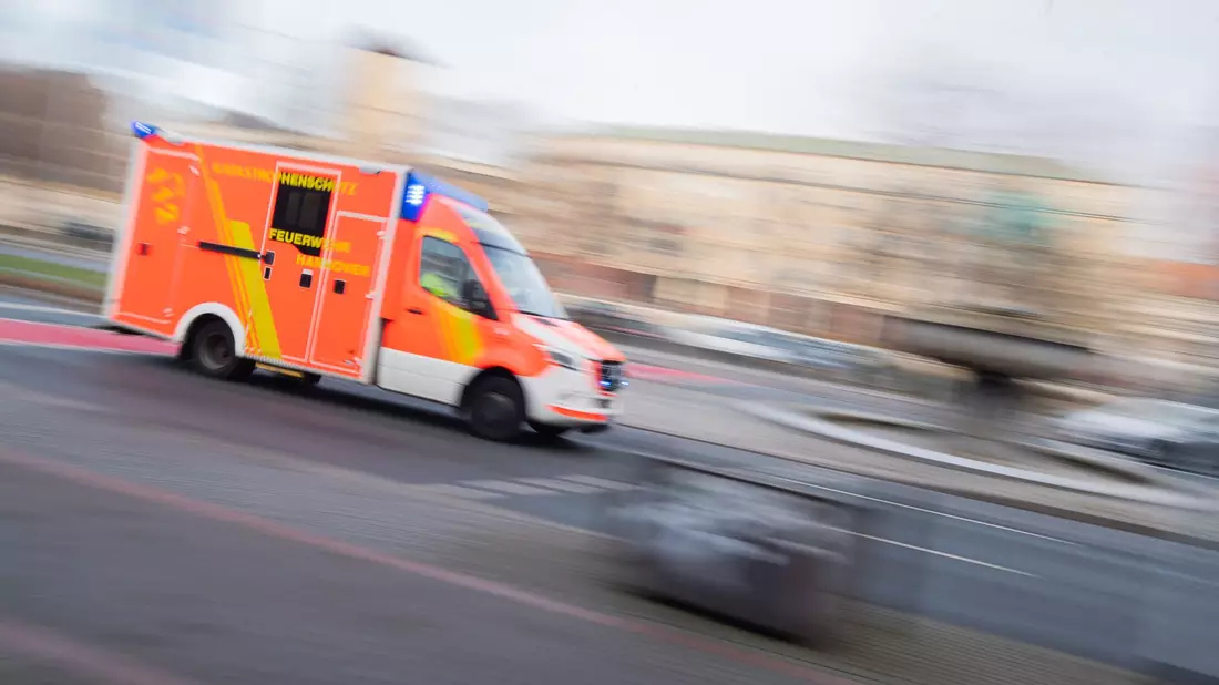 Ein Rettungswagen rast durch Hannover. (Symbolbild) - Bild: Julian Stratenschulte/dpa