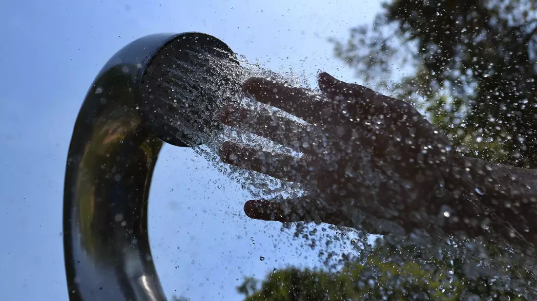 Wasser verspricht Abkühlung bei heißen Temperaturen. - Bild: Karl-Josef Hildenbrand/dpa