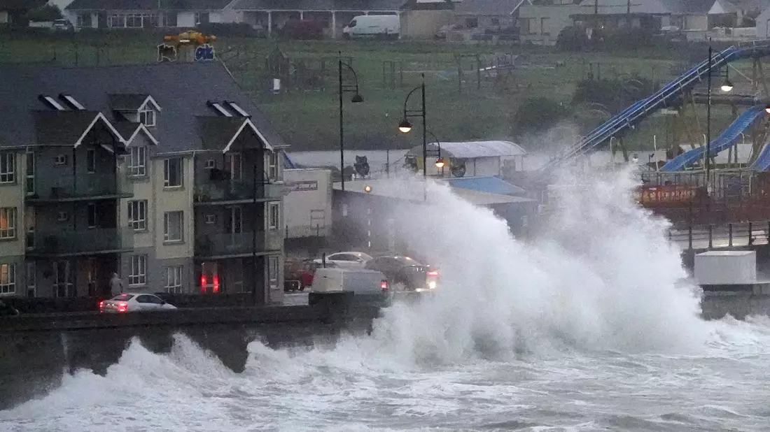 Wellen schlagen gegen die Ufermauer im irischen  Tramore,  während der Sturm «Betty» starke Winde und Regen sowie die Gefahr von Überschwemmungen mit sich bringt. - Bild: Niall Carson/PA Wire/dpa