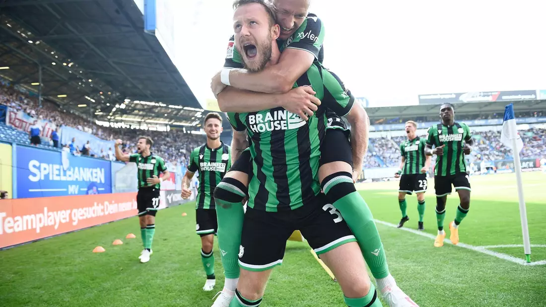 Hannovers Cedric Teuchert und Havard Nielsen bejubeln Teucherts Tor zum 2:1-Sieg bei Hansa Rostock. - Bild: Gregor Fischer/dpa