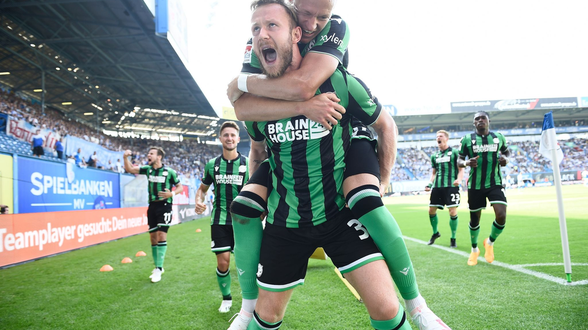 Hannovers Cedric Teuchert und Havard Nielsen bejubeln Teucherts Tor zum 2:1-Sieg bei Hansa Rostock. - Foto: Gregor Fischer/dpa