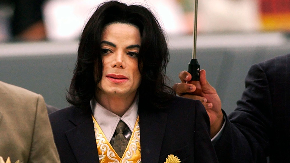 Michael Jackson trifft im Santa Barbara County Courthouse zu seinem Prozess wegen Kindesmissbrauchs ein (2005). - Foto: Aaron Lambert/The Santa Maria Times Pool via AP/dpa