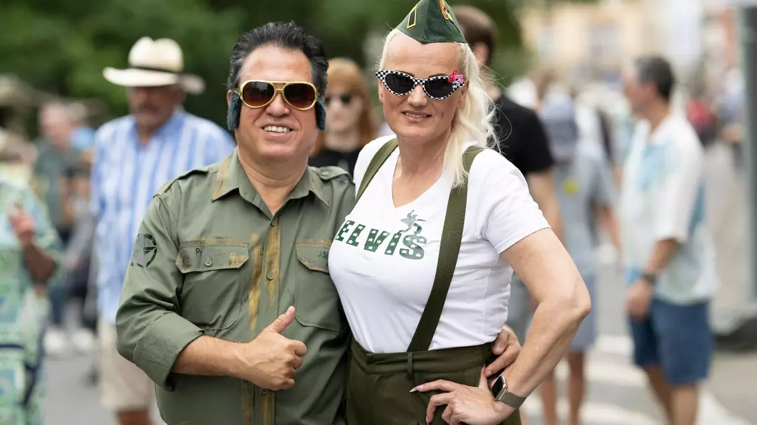 Ein Elvis-Tattoo auf einer Wade. - Bild: Boris Roessler/dpa