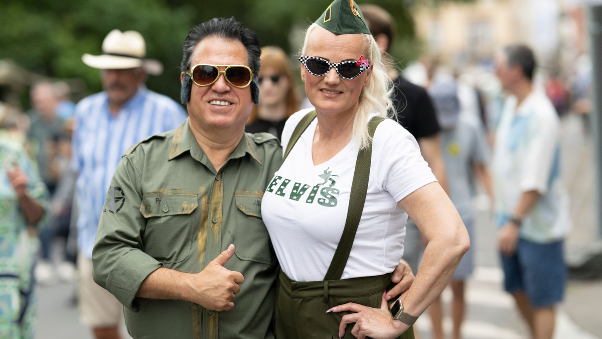 Ein Elvis-Tattoo auf einer Wade. - Foto: Boris Roessler/dpa
