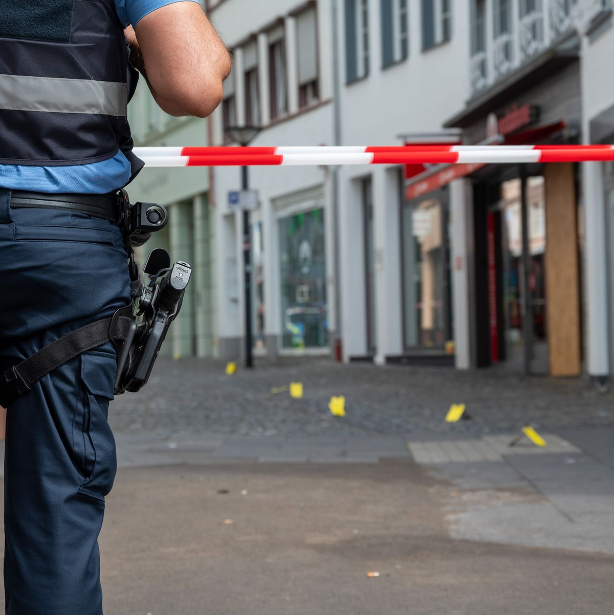 Ein Polizist sichert den Ort, wo in der Nacht auf Samstag ein junger Mann getötet worden ist. - Foto: Harald Tittel/dpa