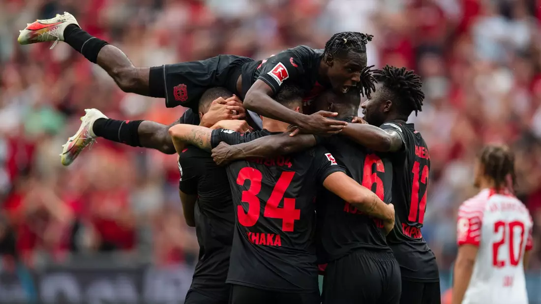 Leverkusen schlägt Leipzig in einer hochklassigen und temporeichen Auftaktpartie. - Bild: Marius Becker/dpa