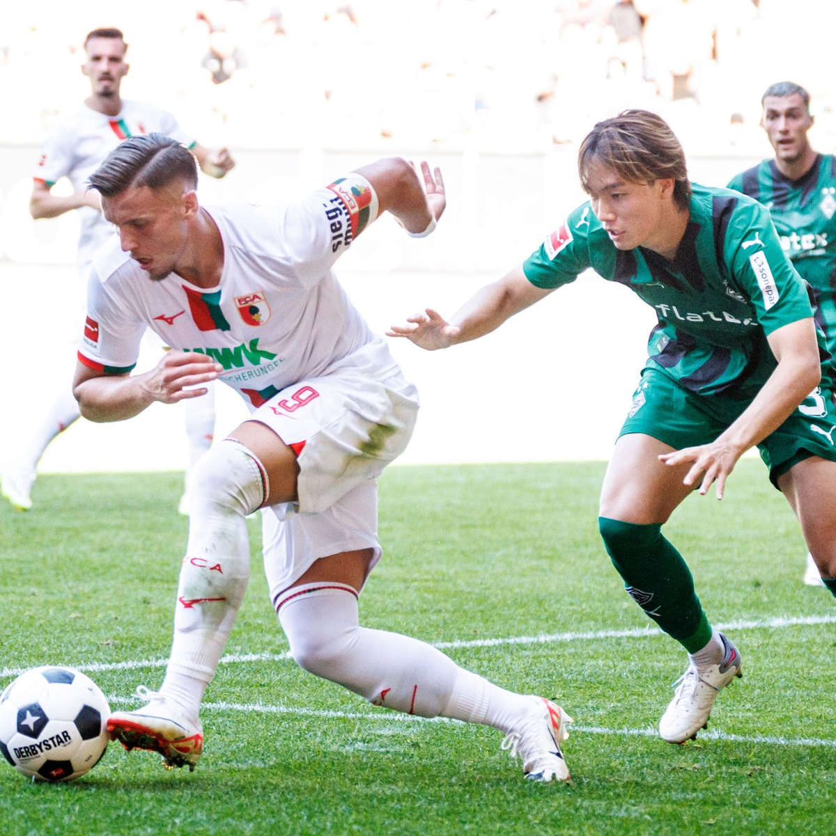In einer aufregenden ersten Halbzeit erzielten Augsburg und Mönchengladbach insgesamt sechs Treffer. - Foto: Matthias Balk/dpa