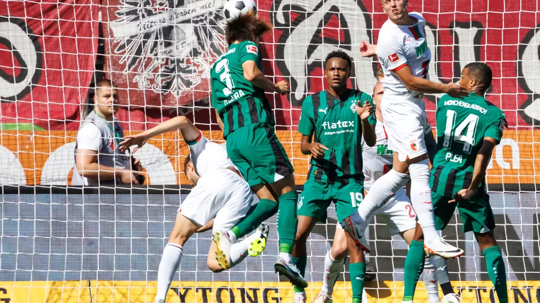 Mönchengladbach und Augsburg lieferten sich eine umkämpfte und torreiche Partie. - Bild: Matthias Balk/dpa