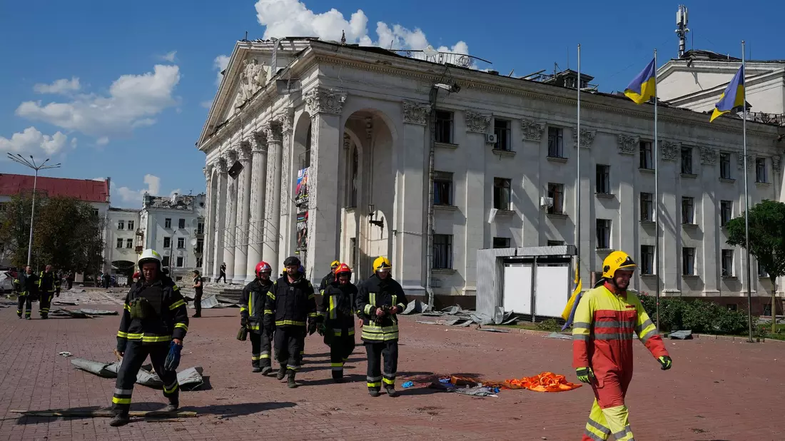 Das Theater von Tschernihiw wurde bei dem russischen Raketenangriff beschädigt. - Bild: Efrem Lukatsky/AP/dpa