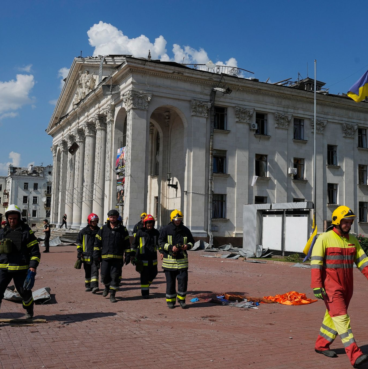 Das Theater von Tschernihiw wurde bei dem russischen Raketenangriff beschädigt. - Foto: Efrem Lukatsky/AP/dpa