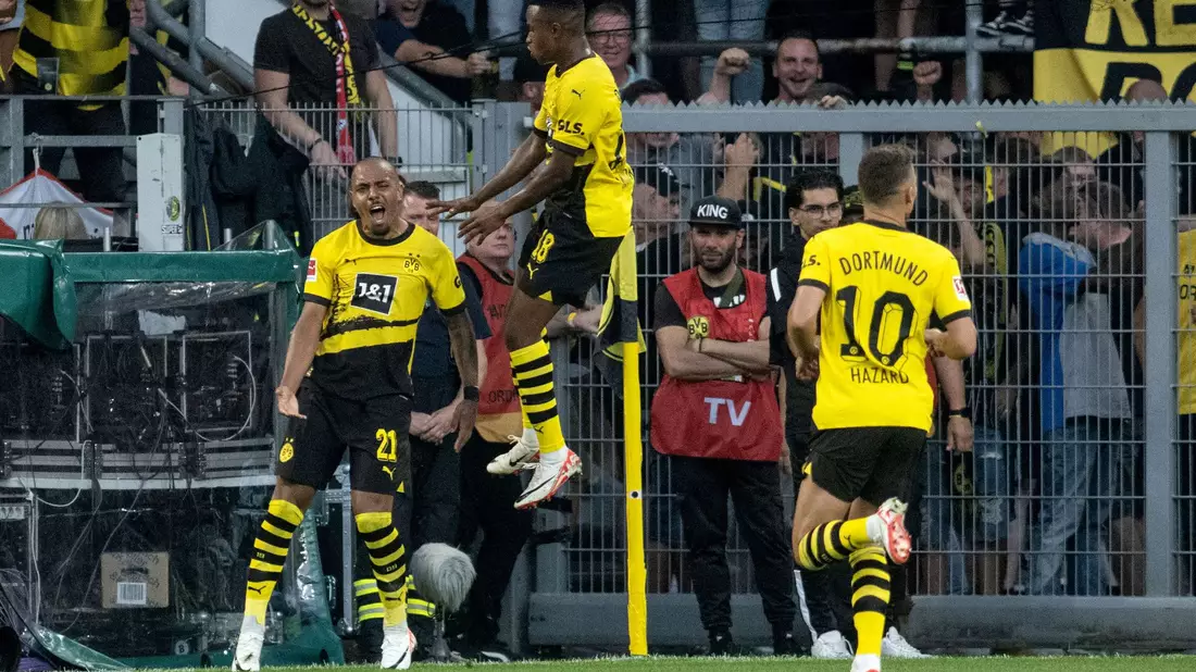 Donyell Malen (l) traf spät zum umjubelten 1:0 für Borussia Dortmund. - Bild: Bernd Thissen/dpa