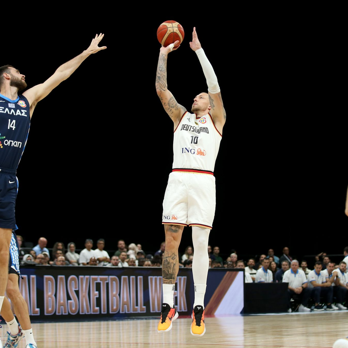 Deutschlands Daniel Theis (M) springt neben dem Griechen Giorgos Papagiannis zum Wurf hoch. - Foto: Matthias Stickel/dpa