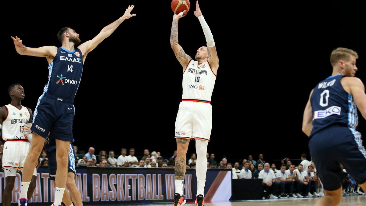 Steht in der NBA vor einem Wechsel zu den Los Angeles Clippers: Daniel Theis (r). - Foto: Matthias Stickel/dpa