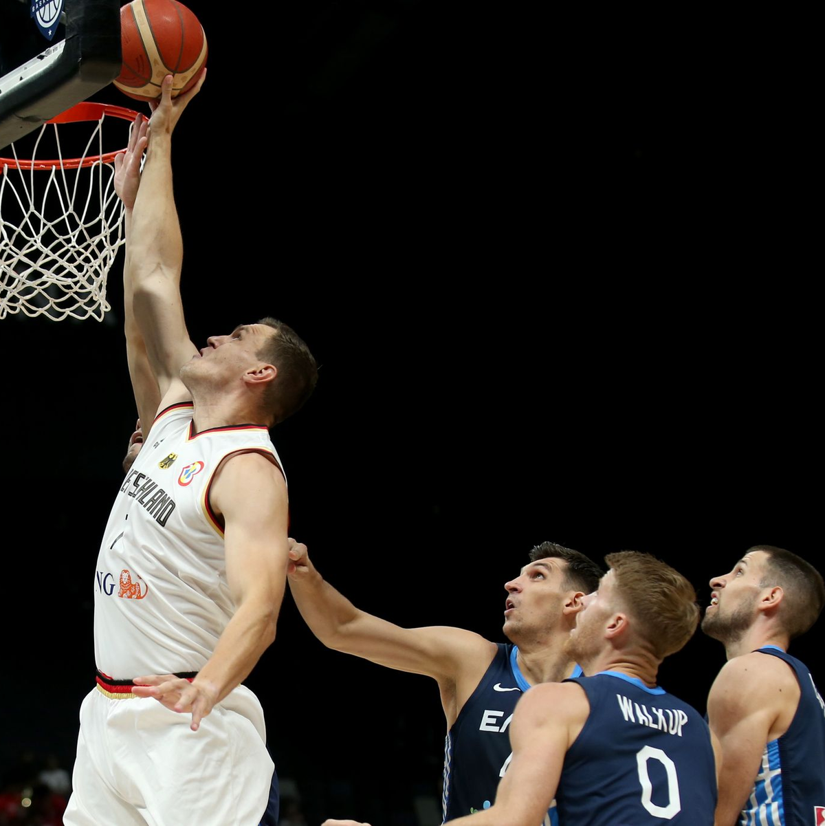 Deutschlands Johannes Voigtmann (l) beim Korbleger. - Foto: Matthias Stickel/dpa