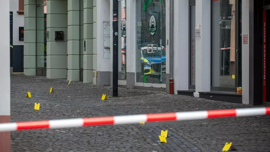 Markierungstafeln der Spurensicherung. - Bild: Harald Tittel/dpa