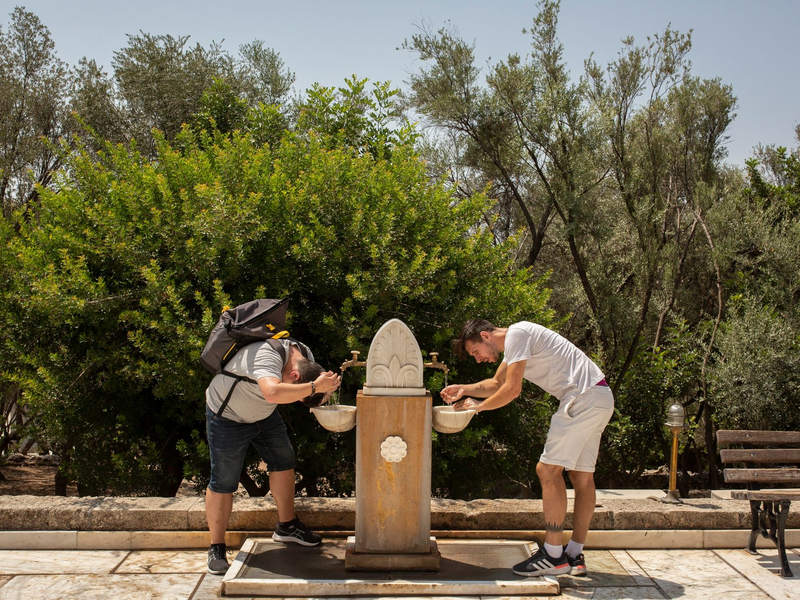Ein Fischerdorf einer griechischen Insel. Der seit mehreren Tagen vermisste britische Fernsehmoderator Michael Mosley ist tot auf der griechischen Insel Symi gefunden worden. (Symbolbild) - Foto: Socrates Baltagiannis/dpa