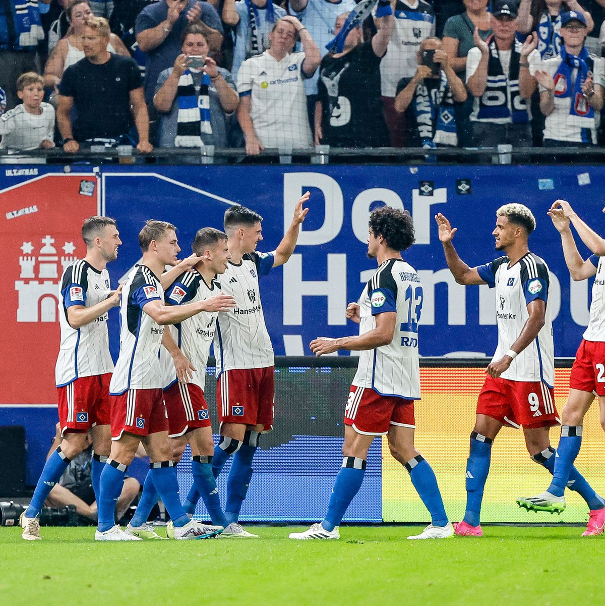 Der Hamburger SV feiert gegen Hertha BSC den zweiten Heimsieg der Saison. - Foto: Axel Heimken/dpa