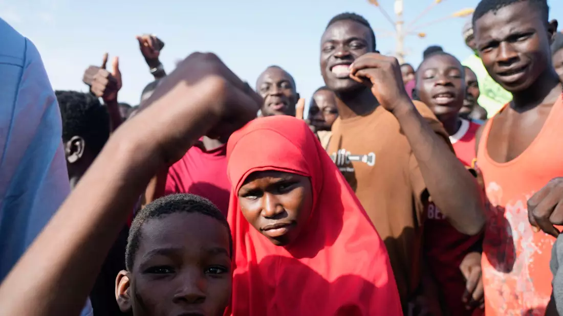 Junge Nigrer versammeln sich in der Hauptstadt Niamey. - Bild: Sam Mednick/AP/dpa