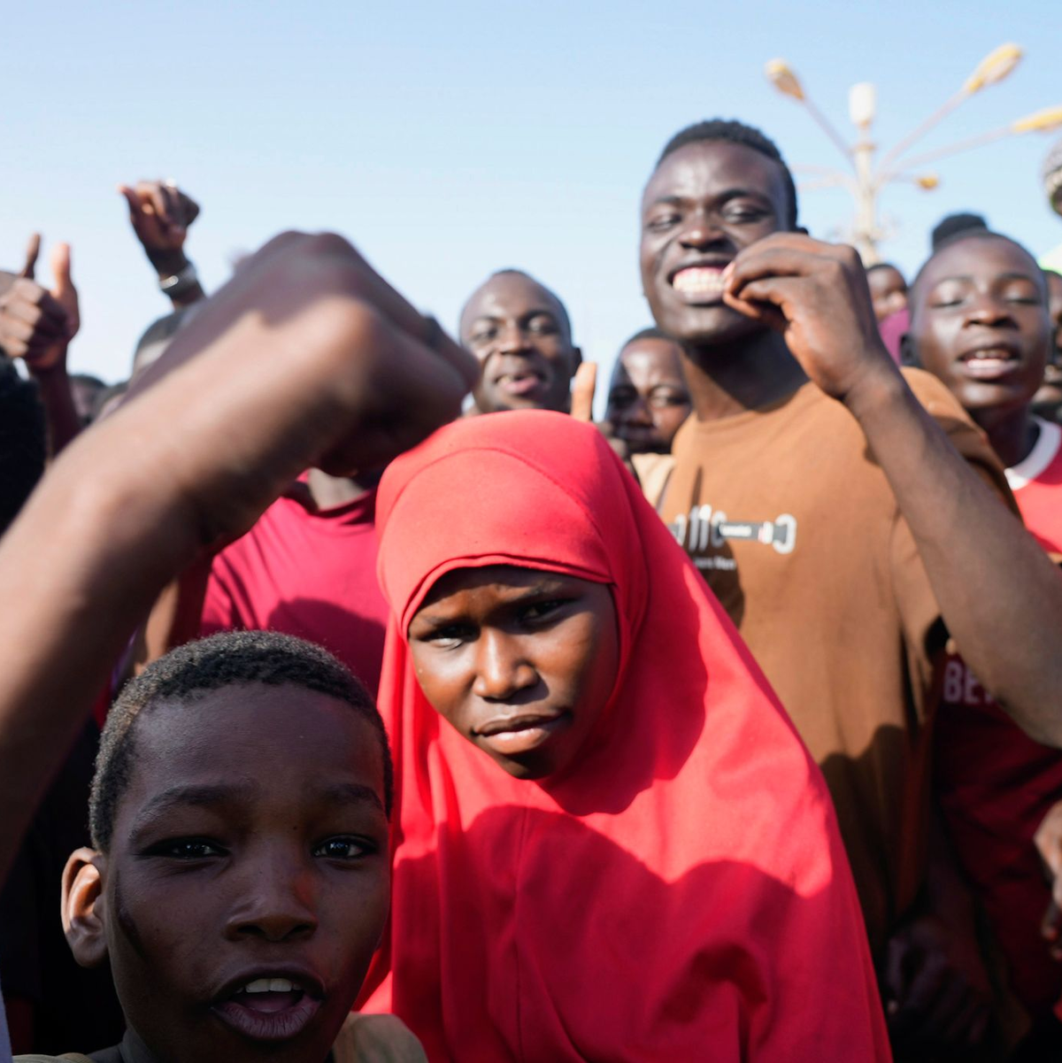 Junge Nigrer versammeln sich in der Hauptstadt Niamey. - Foto: Sam Mednick/AP/dpa