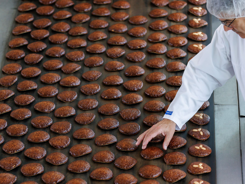 Weihnachtsgebäck verkauft sich besser bei grauem Himmel. - Foto: Daniel Karmann/dpa