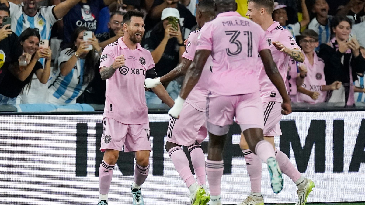 Inter Miamis Lionel Messi (l) feiert sein Tor mit seinen Mannschaftskameraden. - Foto: George Walker IV/AP/dpa