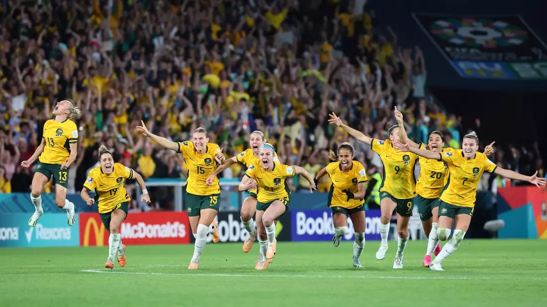 Die australischen Spielerinnen feiern ihren Sieg gegen Frankreich. - Bild: Tertius Pickard/AP/dpa