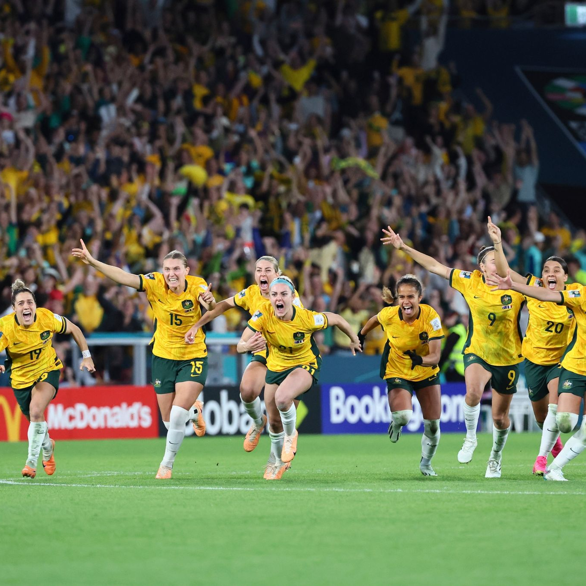 Die australischen Spielerinnen feiern ihren Sieg gegen Frankreich. - Foto: Tertius Pickard/AP/dpa