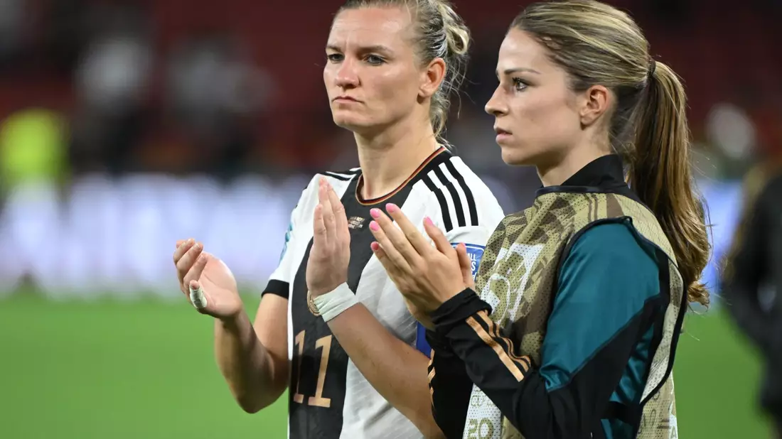 Deutschlands Alexandra Popp und Melanie Leupolz (r) zeigen sich enttäuscht. - Bild: Sebastian Gollnow/dpa