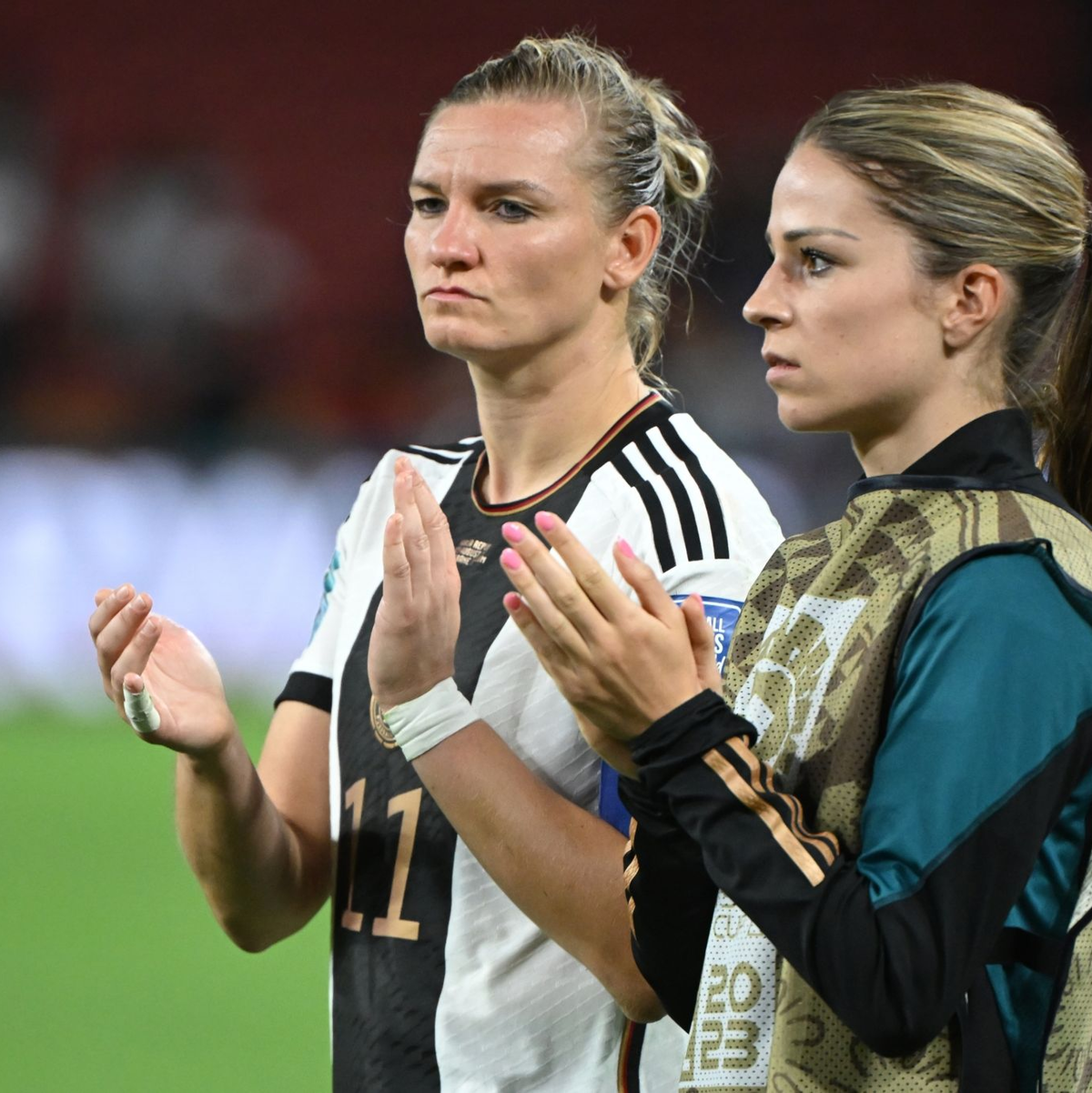 Deutschlands Alexandra Popp und Melanie Leupolz (r) zeigen sich enttäuscht. - Foto: Sebastian Gollnow/dpa