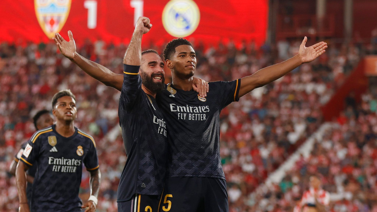 Jude Bellingham (r) traf beim Real-Sieg in Almeria doppelt. - Foto: Fermin Rodriguez/AP/dpa