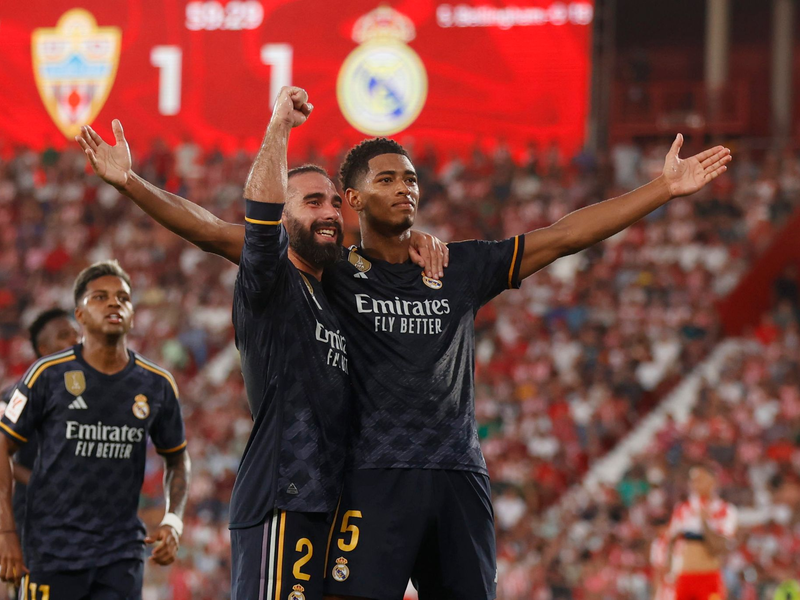 Jude Bellingham (r) traf beim Real-Sieg in Almeria doppelt. - Foto: Fermin Rodriguez/AP/dpa