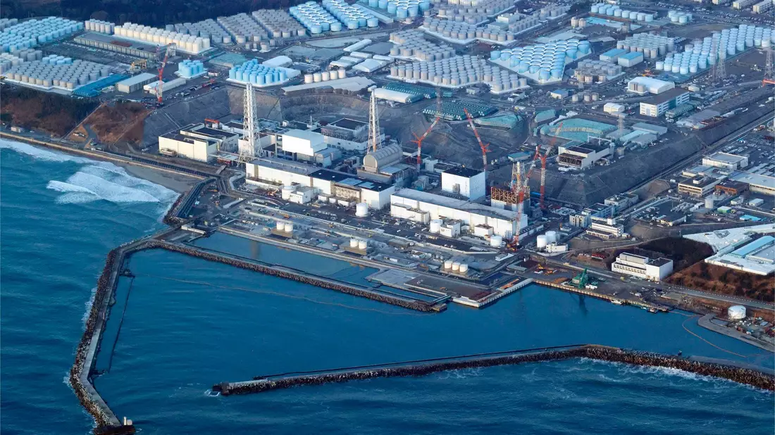 Im AKW Fukushima Daiichi war es 2011 in Folge eines Erdbebens und Tsunamis zu Kernschmelzen gekommen. Die Reaktoren müssen weiter mit Wasser gekühlt werden, das in Tanks gelagert wird. - Bild: Shohei Miyano/Kyodo News/AP/dpa