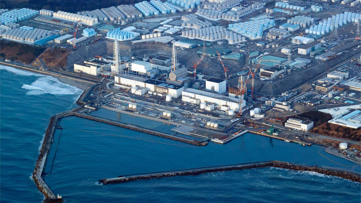 Im AKW Fukushima Daiichi war es 2011 in Folge eines Erdbebens und Tsunamis zu Kernschmelzen gekommen. Die Reaktoren müssen weiter mit Wasser gekühlt werden, das in Tanks gelagert wird. - Foto: Shohei Miyano/Kyodo News/AP/dpa