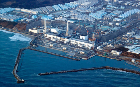 Im AKW Fukushima Daiichi war es 2011 in Folge eines Erdbebens und Tsunamis zu Kernschmelzen gekommen. Die Reaktoren müssen weiter mit Wasser gekühlt werden, das in Tanks gelagert wird. - Foto: Shohei Miyano/Kyodo News/AP/dpa