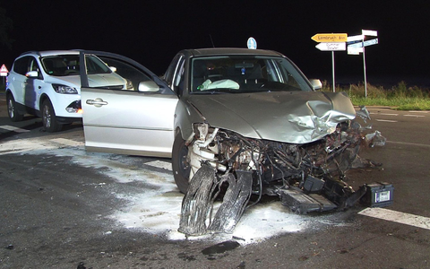 Bei einem Frontalzusammenstoß sind zahlreiche Menschen verletzt worden, eine Person davon schwer. - Foto: Rolf Haß/dpa