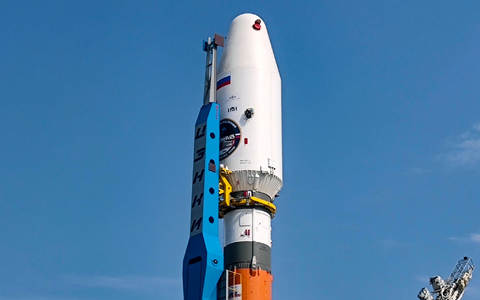 Die Trägerrakete vom Typ Sojus-2.1b mit der Raumsonde «Luna-25» an Bord steht am Startplatz auf dem Weltraumbahnhof Wostotschny. Russlands erste Mondmission seit fast 50 Jahren ist gescheitert. - Foto: Uncredited/Roscosmos State Space Corporation/AP/dpa